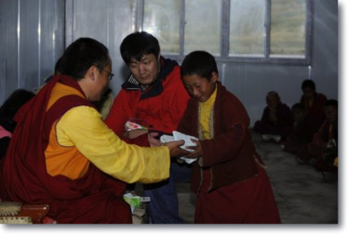 上师的慈悲鈥斺斒中睦锏奈氯幔2010爱心如火山喷发) <wbr>(转载) 上师的慈悲鈥斺斒中睦锏奈氯幔2010爱心如火山喷发) <wbr>(转载)